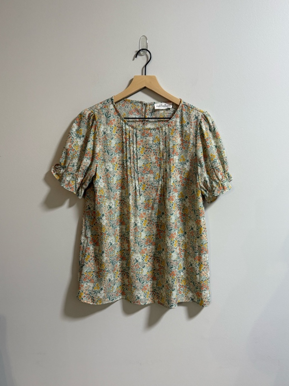 Mod Botique Size M Womens Soft Floral Pintuck Blouse in Multi-Color